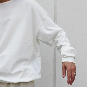 一枚でも重ねても映える、リラックスカットソー