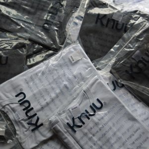 Knuuが提案する、日常に馴染む“無駄のない一枚”