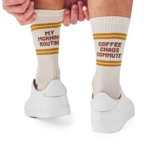 “朝の気分”で選ぶ。左右非対称が楽しいMANY MORNINGSのスポーツソックスが入荷。