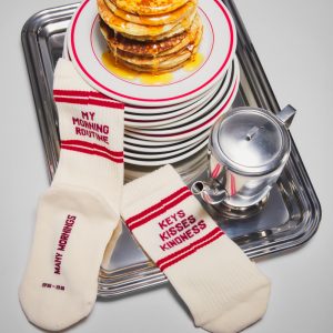 “朝の気分”で選ぶ。左右非対称が楽しいMANY MORNINGSのスポーツソックスが入荷。