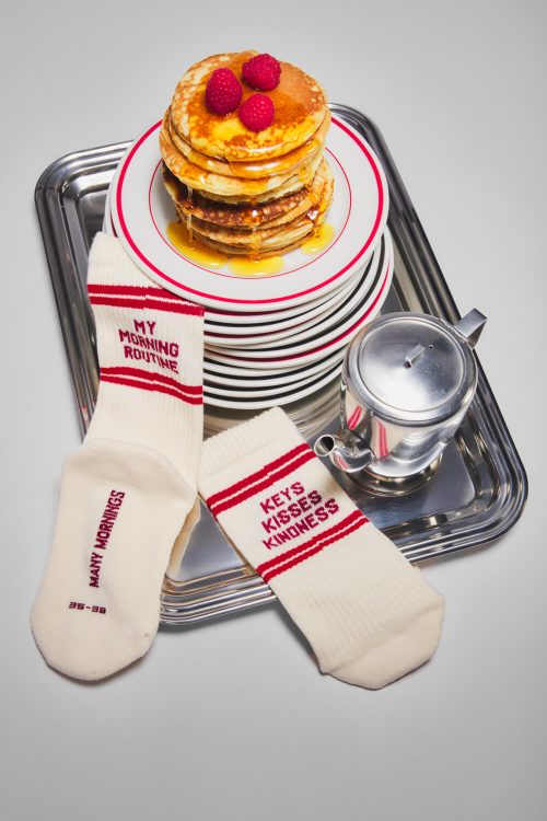 “朝の気分”で選ぶ。左右非対称が楽しいMANY MORNINGSのスポーツソックスが入荷。