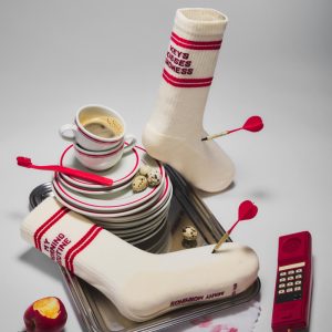 “朝の気分”で選ぶ。左右非対称が楽しいMANY MORNINGSのスポーツソックスが入荷。