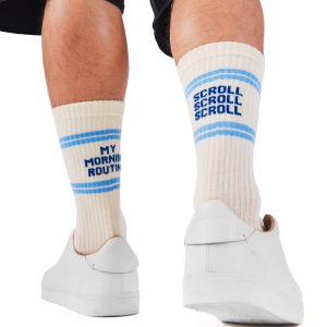 “朝の気分”で選ぶ。左右非対称が楽しいMANY MORNINGSのスポーツソックスが入荷。