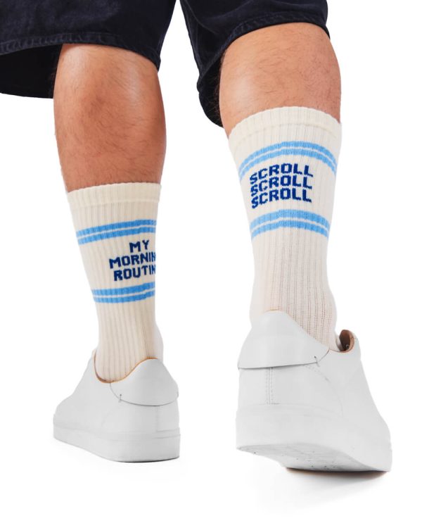 “朝の気分”で選ぶ。左右非対称が楽しいMANY MORNINGSのスポーツソックスが入荷。