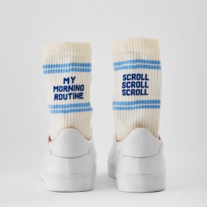 “朝の気分”で選ぶ。左右非対称が楽しいMANY MORNINGSのスポーツソックスが入荷。