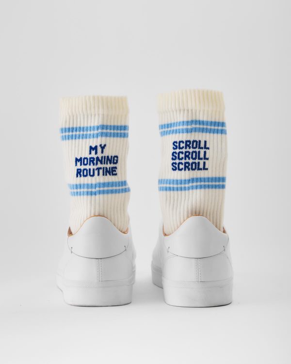 “朝の気分”で選ぶ。左右非対称が楽しいMANY MORNINGSのスポーツソックスが入荷。