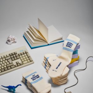 “朝の気分”で選ぶ。左右非対称が楽しいMANY MORNINGSのスポーツソックスが入荷。