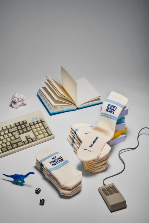 “朝の気分”で選ぶ。左右非対称が楽しいMANY MORNINGSのスポーツソックスが入荷。