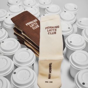 “朝の気分”で選ぶ。左右非対称が楽しいMANY MORNINGSのスポーツソックスが入荷。