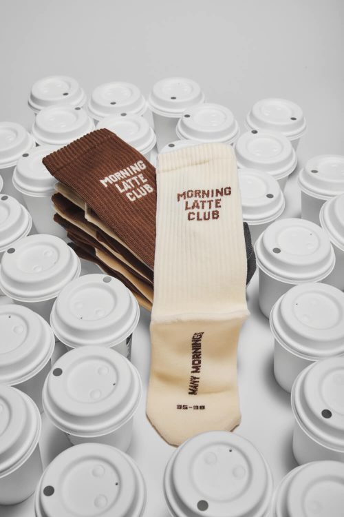 “朝の気分”で選ぶ。左右非対称が楽しいMANY MORNINGSのスポーツソックスが入荷。