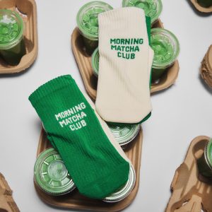 “朝の気分”で選ぶ。左右非対称が楽しいMANY MORNINGSのスポーツソックスが入荷。