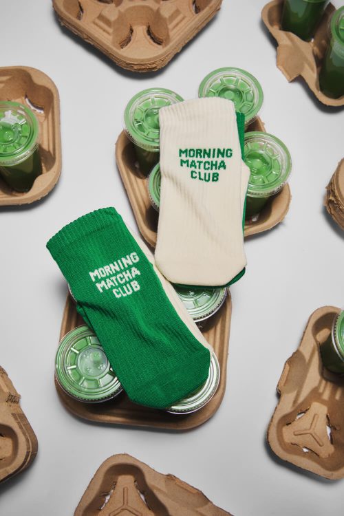 “朝の気分”で選ぶ。左右非対称が楽しいMANY MORNINGSのスポーツソックスが入荷。