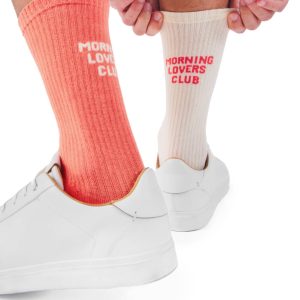“朝の気分”で選ぶ。左右非対称が楽しいMANY MORNINGSのスポーツソックスが入荷。