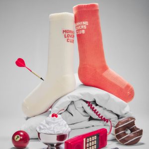 “朝の気分”で選ぶ。左右非対称が楽しいMANY MORNINGSのスポーツソックスが入荷。