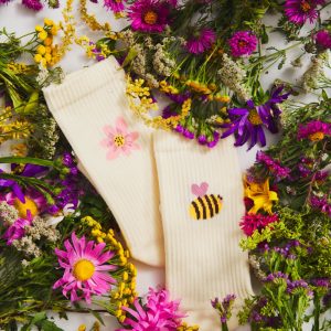 “朝の気分”で選ぶ。左右非対称が楽しいMANY MORNINGSのスポーツソックスが入荷。