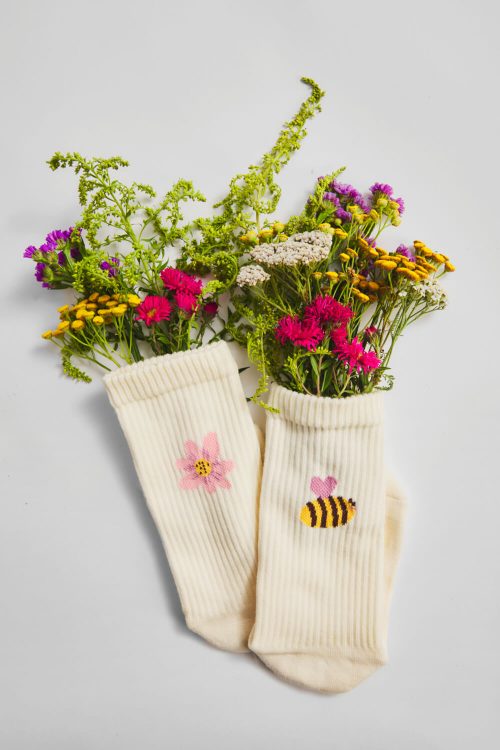 “朝の気分”で選ぶ。左右非対称が楽しいMANY MORNINGSのスポーツソックスが入荷。