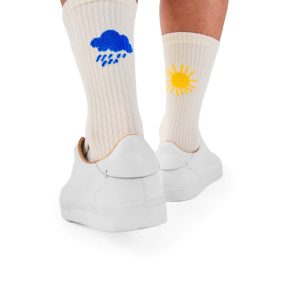 “朝の気分”で選ぶ。左右非対称が楽しいMANY MORNINGSのスポーツソックスが入荷。