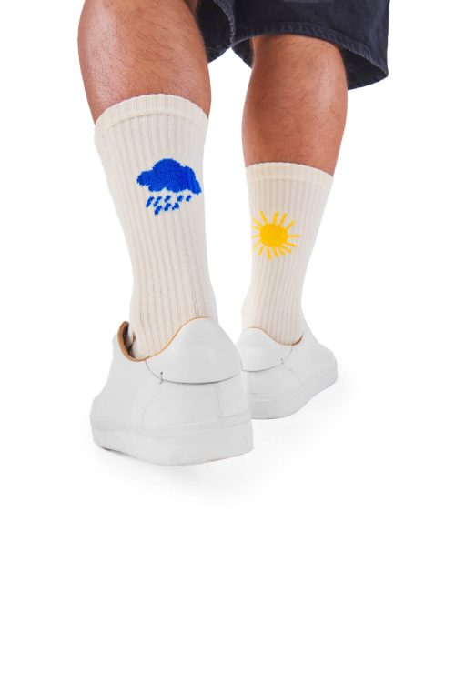 “朝の気分”で選ぶ。左右非対称が楽しいMANY MORNINGSのスポーツソックスが入荷。