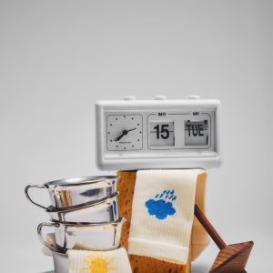 “朝の気分”で選ぶ。左右非対称が楽しいMANY MORNINGSのスポーツソックスが入荷。