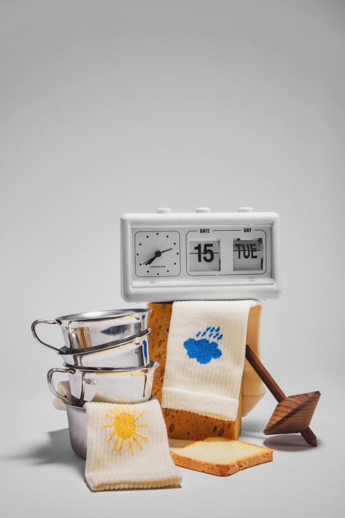 “朝の気分”で選ぶ。左右非対称が楽しいMANY MORNINGSのスポーツソックスが入荷。