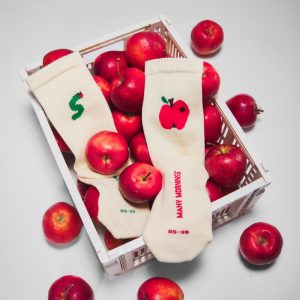 “朝の気分”で選ぶ。左右非対称が楽しいMANY MORNINGSのスポーツソックスが入荷。