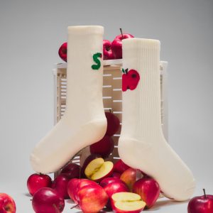 “朝の気分”で選ぶ。左右非対称が楽しいMANY MORNINGSのスポーツソックスが入荷。