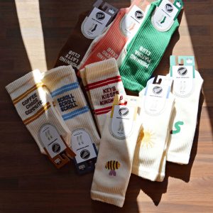 “朝の気分”で選ぶ。左右非対称が楽しいMANY MORNINGSのスポーツソックスが入荷。