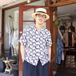 5年ぶりの復活。夏のテンションを一気に上げる“O.K.”の総柄シャツ。