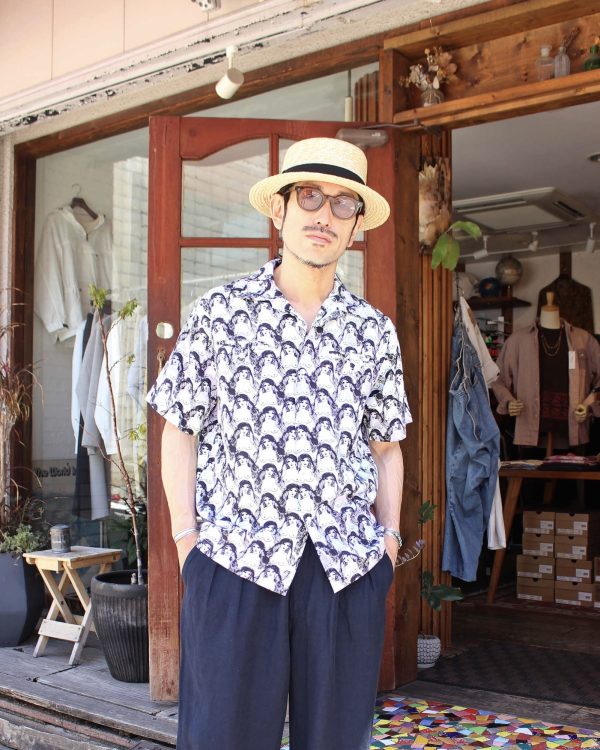 5年ぶりの復活。夏のテンションを一気に上げる“O.K.”の総柄シャツ。