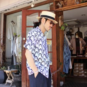 5年ぶりの復活。夏のテンションを一気に上げる“O.K.”の総柄シャツ。
