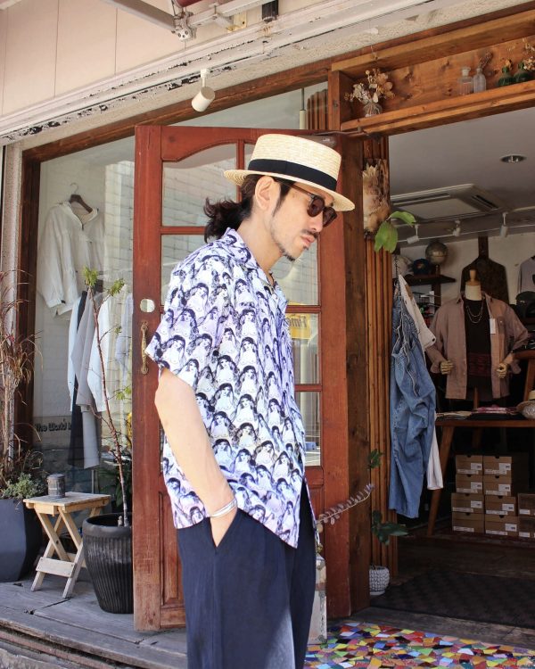 5年ぶりの復活。夏のテンションを一気に上げる“O.K.”の総柄シャツ。
