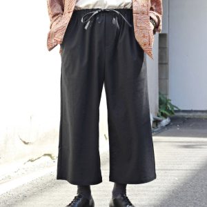 軽さとドレープを楽しむ、Basisbroekの新型「MOON」