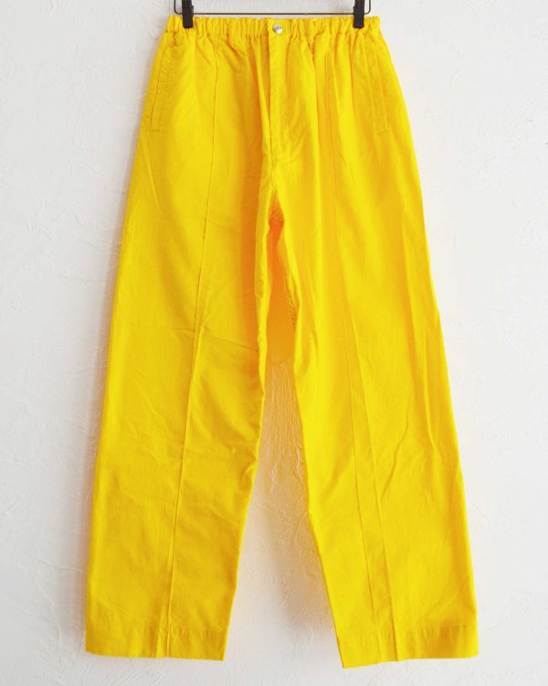 夏のスタイリングに効く一本。N.O.UN “PIN TUCK PANTS” がビタミンカラーで登場。