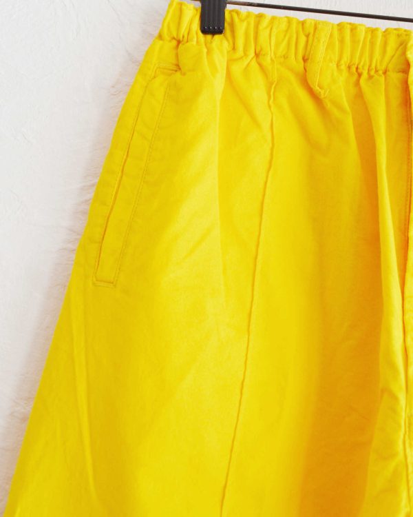 夏のスタイリングに効く一本。N.O.UN “PIN TUCK PANTS” がビタミンカラーで登場。