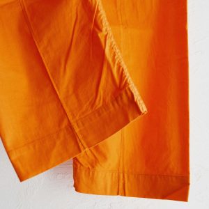 夏のスタイリングに効く一本。N.O.UN “PIN TUCK PANTS” がビタミンカラーで登場。