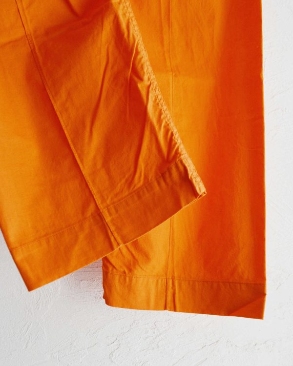 夏のスタイリングに効く一本。N.O.UN “PIN TUCK PANTS” がビタミンカラーで登場。