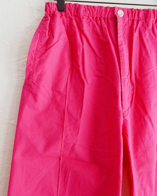 夏のスタイリングに効く一本。N.O.UN “PIN TUCK PANTS” がビタミンカラーで登場。
