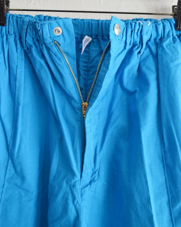 夏のスタイリングに効く一本。N.O.UN “PIN TUCK PANTS” がビタミンカラーで登場。