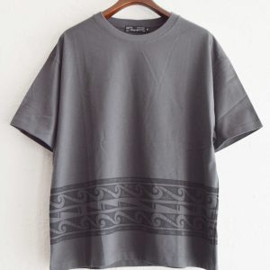 Nasngwam.らしさを纏うプリントTEE。