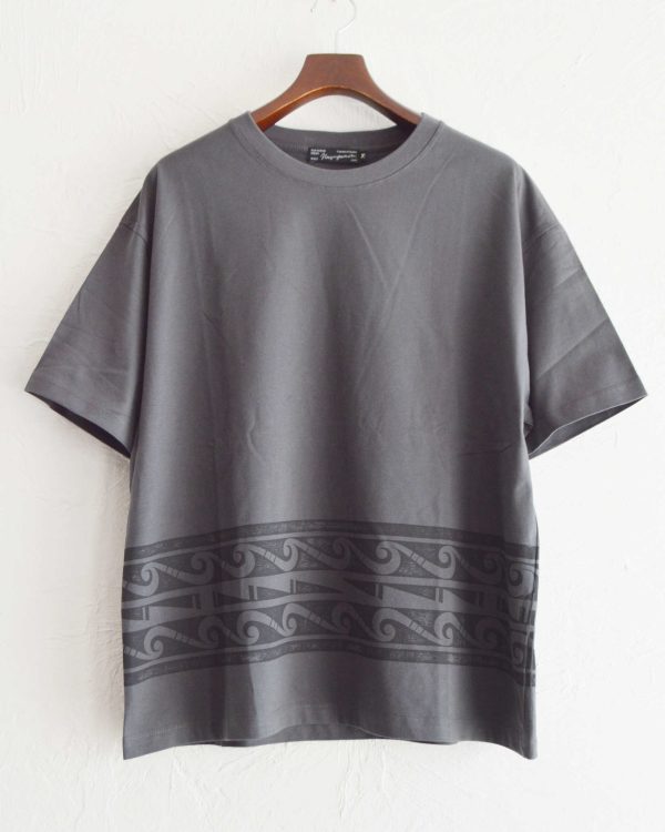 Nasngwam.らしさを纏うプリントTEE。
