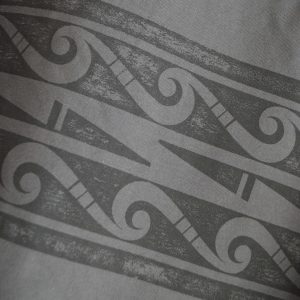 Nasngwam.らしさを纏うプリントTEE。