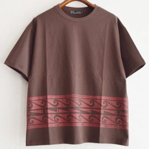 Nasngwam.らしさを纏うプリントTEE。