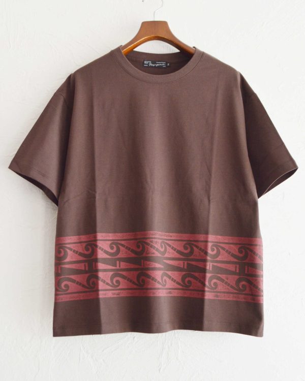 Nasngwam.らしさを纏うプリントTEE。