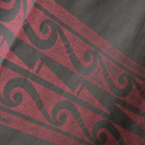 Nasngwam.らしさを纏うプリントTEE。