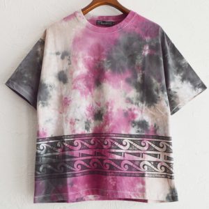 Nasngwam.らしさを纏うプリントTEE。