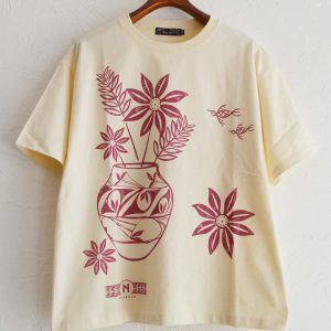 Nasngwam.らしさを纏うプリントTEE。