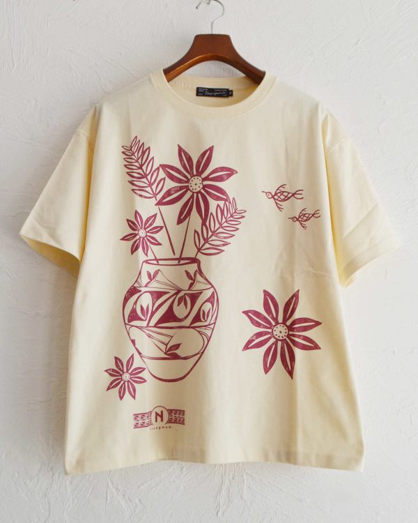 Nasngwam.らしさを纏うプリントTEE。