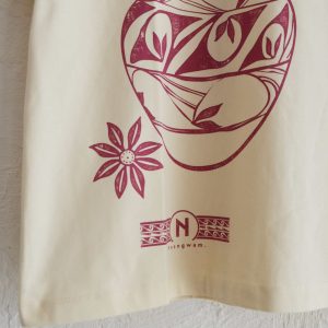 Nasngwam.らしさを纏うプリントTEE。