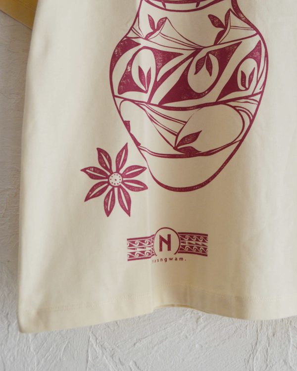 Nasngwam.らしさを纏うプリントTEE。