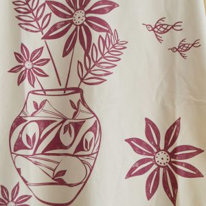 Nasngwam.らしさを纏うプリントTEE。